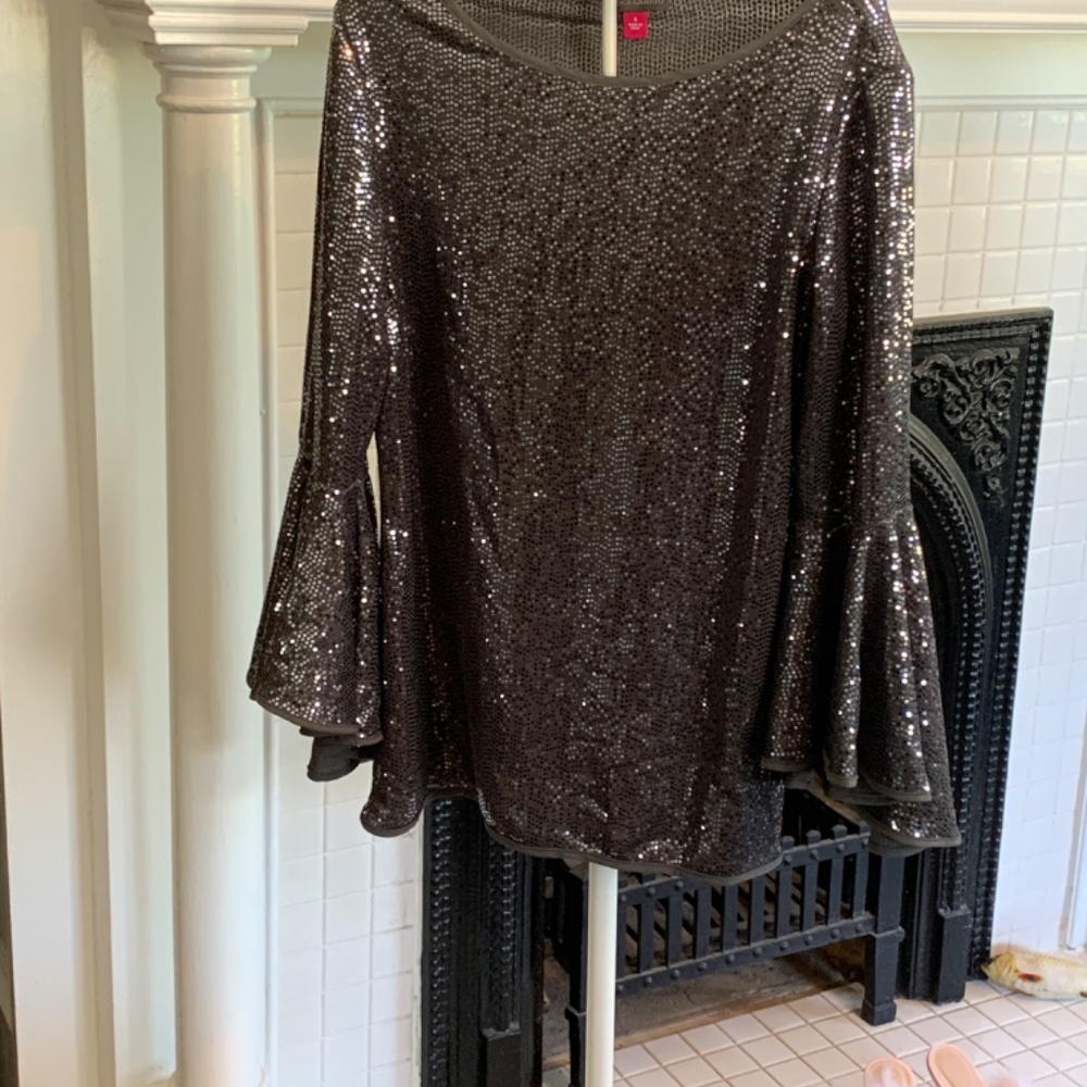 Vince Camuto metallic knit flutter sequin top.‎ Worn once - Picture 4 of 5